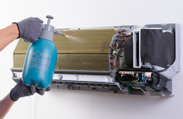 Chemical treatment aircond Coway menggunakan pressure sprayer