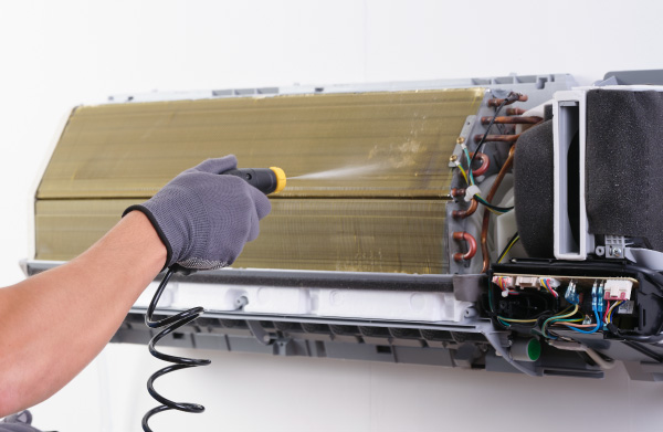 Proses pembersihan koil aircond Coway menggunakan semburan