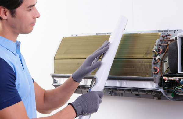 Juruteknik Coway melakukan UV sterilisation pada unit aircond